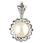 Fresh water pearl and white gold pendant